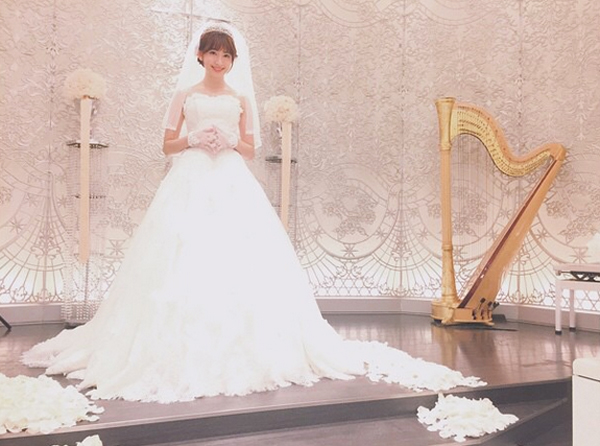 小嶋陽菜、純白のウェディングドレス姿を披露！ | ACTRESS PRESS