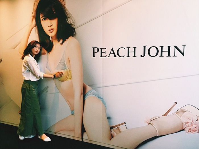 紗栄子-PEACH-JOHNの巨大ポスター