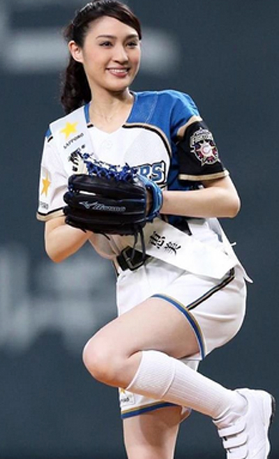 朝比奈恵美-プロ野球始球式