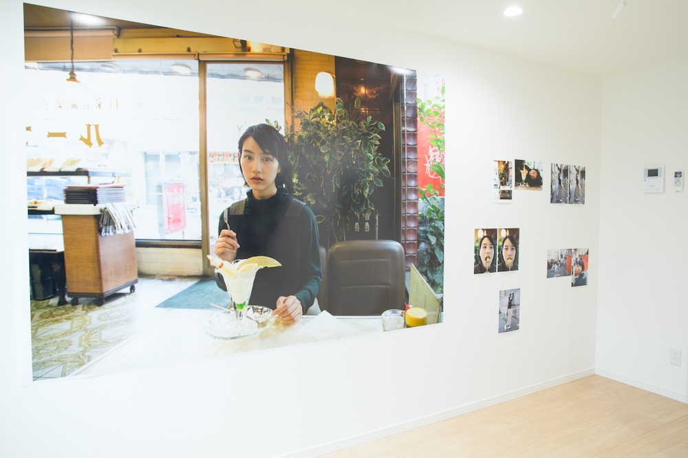 女優・のんがモデルを務めるアパート写真展「東中野」