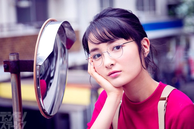 女優・葵わかな、メガネ姿を披露！復活が話題のメガネグラビア「ビジョメガネ」
