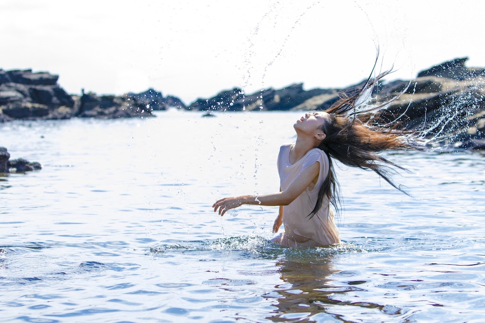 山田佳奈実、岩場で踊りまくる！LAZYgunsBRISKY「The Sea」ミュージック・ショートフィルム