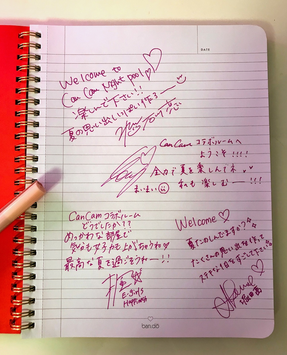 「CanCamナイトプール」とコラボした東京プリンスホテルのルームにあるノートには、CanCamモデルからのメッセージ