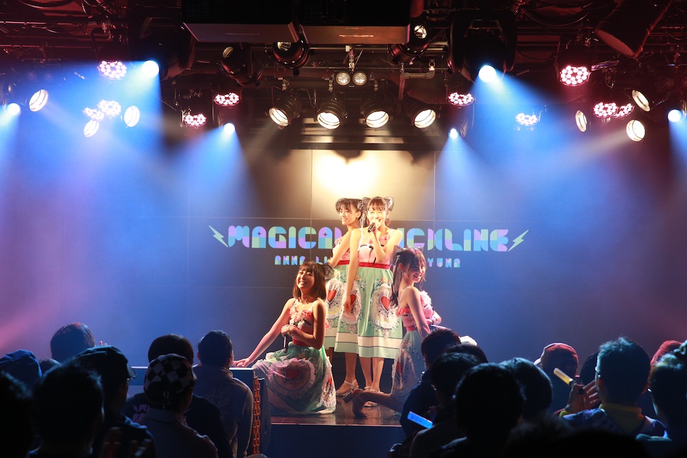 マジカル・パンチライン（浅野杏奈・小山リーナ・清水ひまわり・沖口優奈）／2018年12月16日、AKIBAカルチャーズ劇場でのライブにて