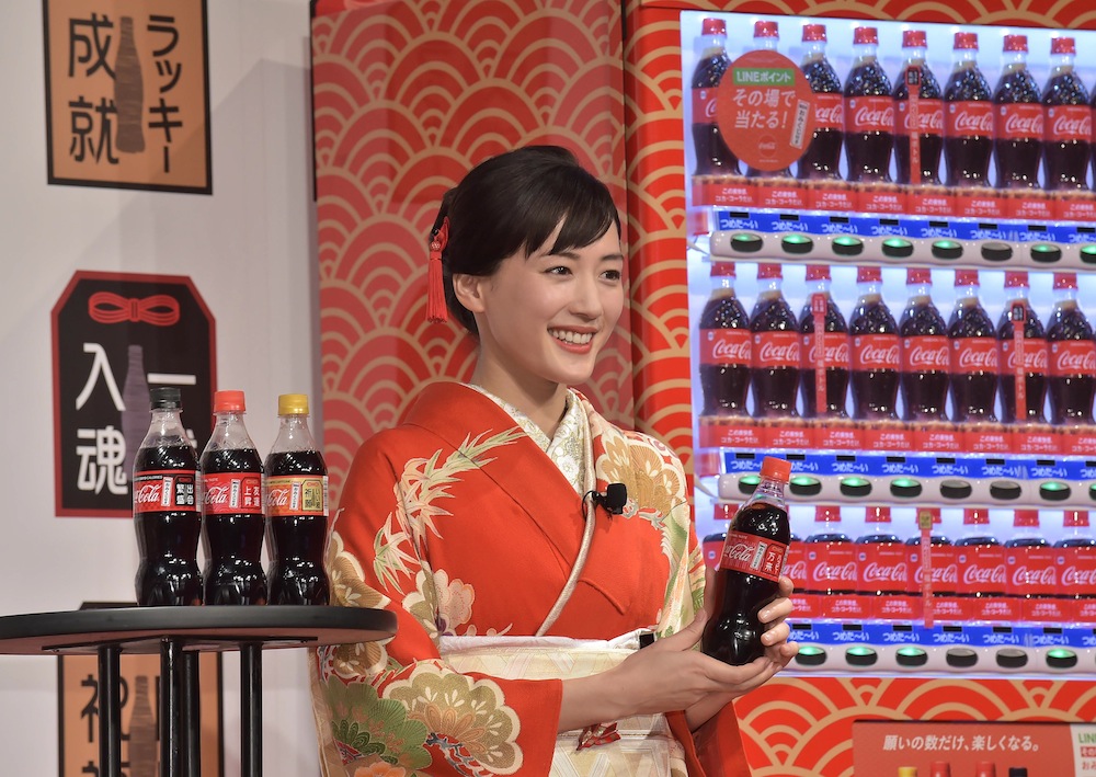 綾瀬はるか／華やかな振袖姿で「コカ･コーラ」福ボトルPRイベントに登場（2019年1月16日、東京都内ベルサール六本木にて）
