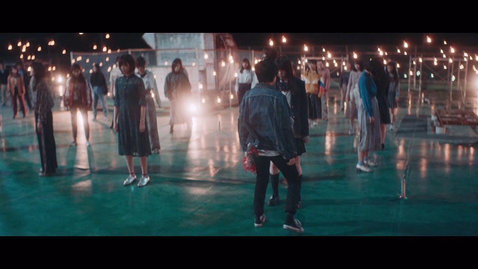 欅坂46、8thシングル「黒い羊」MVより
