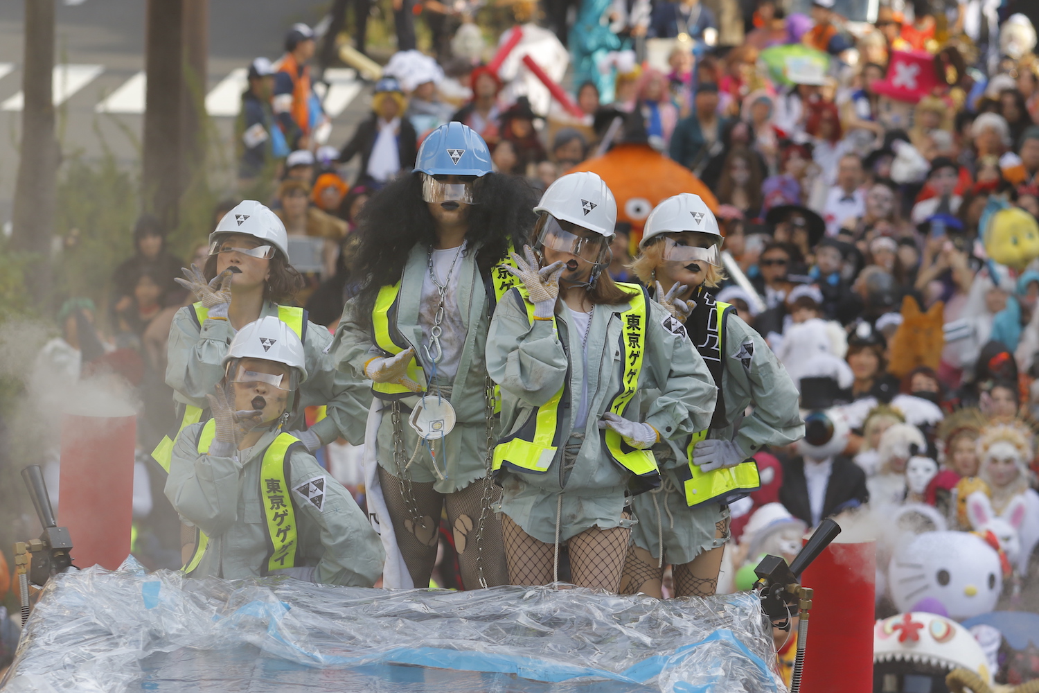 カワサキ ハロウィン 2019・パレードの先頭でパフォーマンスする東京ゲゲゲイ