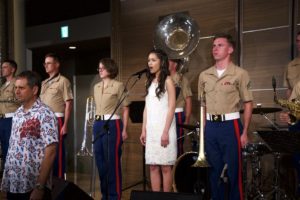 Anly、故郷・沖縄で開催のアメリカ合衆国独立記念式典祝賀会で、日米両国の国歌斉唱