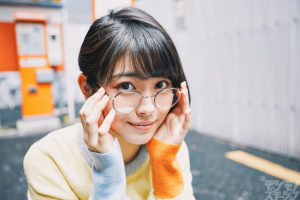 女優・浜辺美波、メガネ姿（ビジョメガネ）