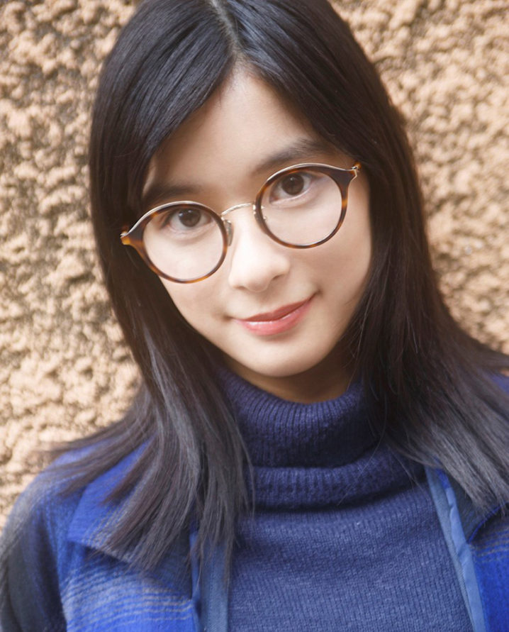 芳根京子、「ビジョメガネ」でメガネ顔を披露