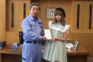 藤川千愛（まねきケチャ）井原市役所を訪問し、グループを代表して50万円の義援金を届けた