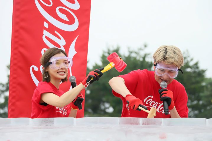 朝日奈央･JOY ･ユージ、巨大な氷の塊を割って「コカ･コーラ」を取り出す アイスブレイクチャレンジ体験！（2019年7月21日）