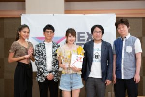 グランプリに輝いた畠山有希と審査員/スペシャルサポーターの集合写真「NEXT STAR COLLECTION」
