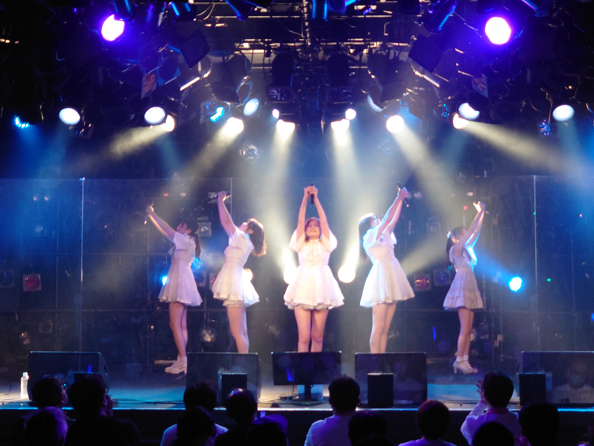 吉橋亜理砂（Ange☆Reve）24歳の生誕祭ライブ。2020年7月24日、渋谷クラブクアトロにて。コロナウイルス感染症拡大防止対策としてステージ全面にはアクリルボードが設置してある会場