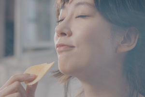 水川あさみ、「関西弁」をCM初披露！1枚のチップスを食べる姿を迫力満点のスペクタクル映像で表現！「PURE POTATO じゃがいも心地」 新TV-CM『じゃがいも心地でいきましょう』篇