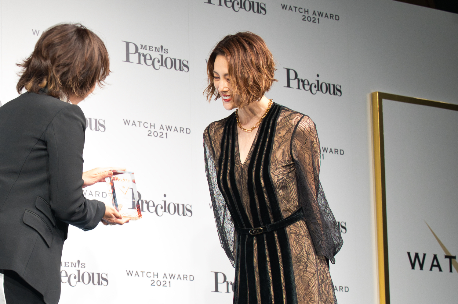 米倉涼子、「時の人」の盾をPreciousの守屋編集長(左)から受け取る。ACTRESS PRESS