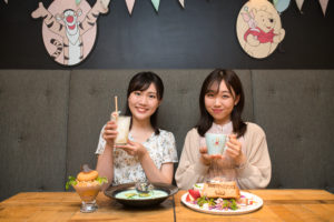 大島千乃、跡邊彩貴（ACTRESS PRESS REPORTER） in くまのプーさんカフェ.2022年4月