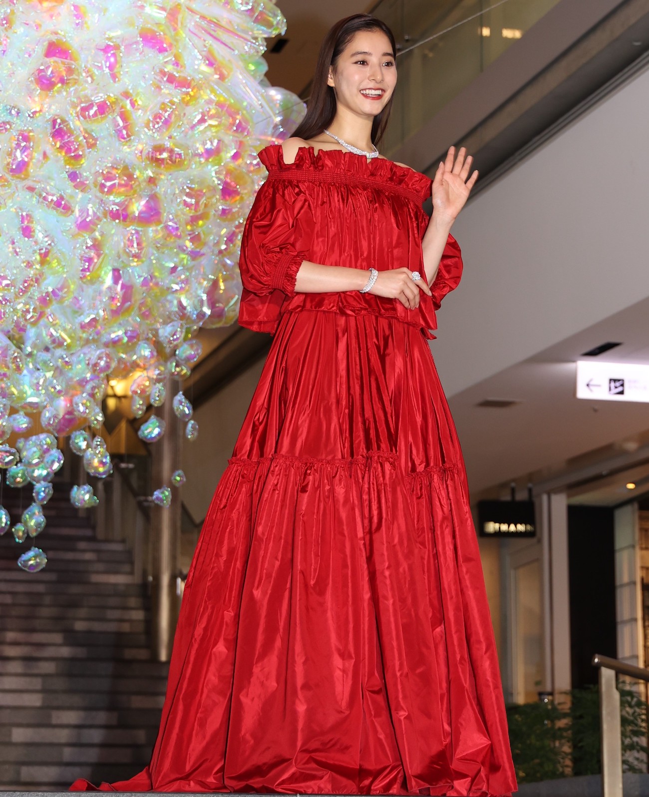 女優・新木優子が真っ赤なドレスでツリーを点灯！＜表参道ヒルズ クリスマスイルミネーション 2022＞