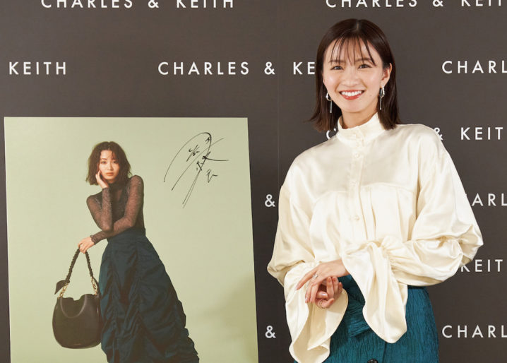 岡崎紗絵／2022年11月26日、グローバルファッションブランドのCHARLES & KEITH（チャールズ&キース）名古屋ゲートウォーク店にて開催された2022年Winter & Holiday 2022 Collectionのお披露目発表会にて。