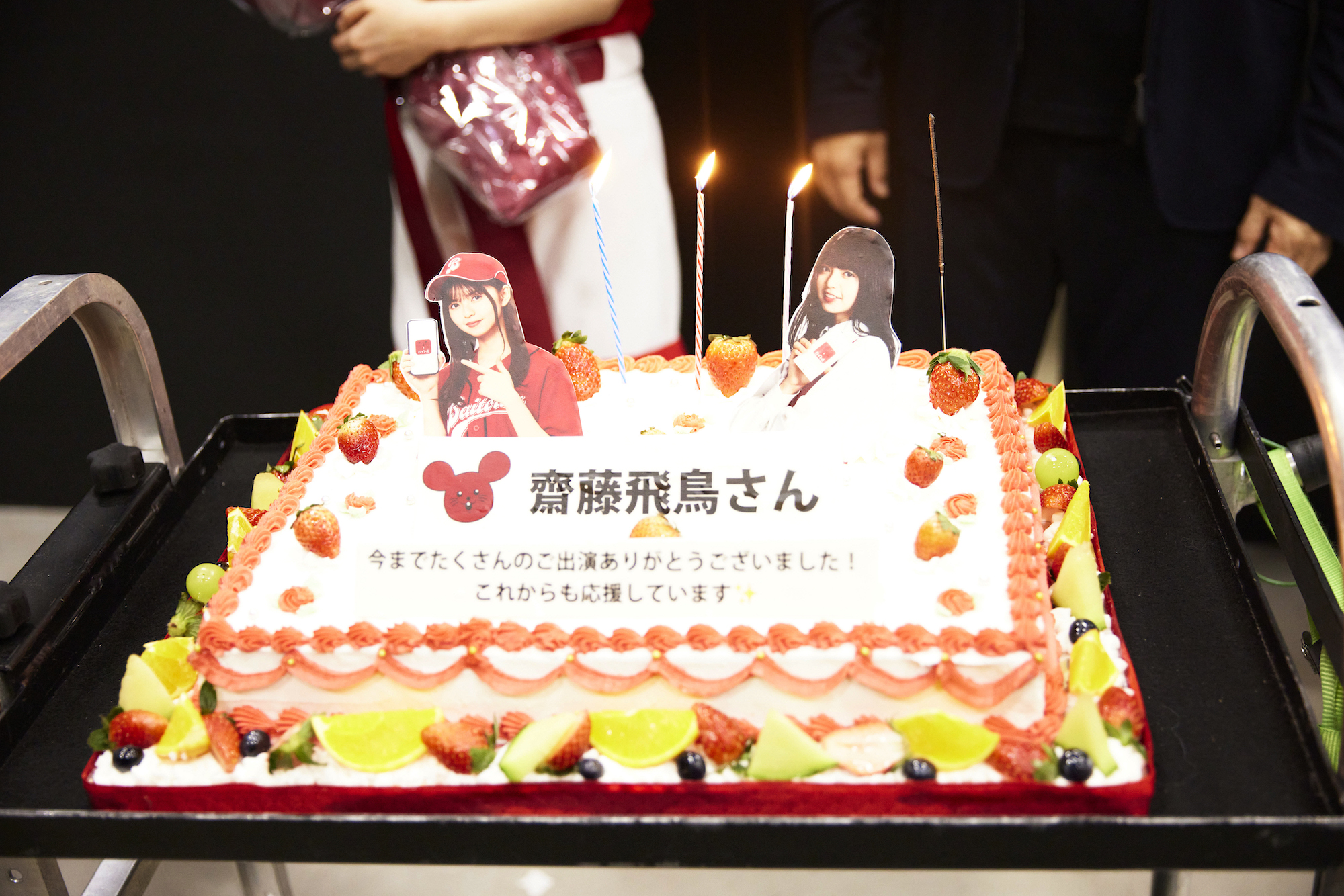 齋藤飛鳥、乃木坂46卒業前、最後のTVCM出演！花束とメッセージ入りのケーキ
