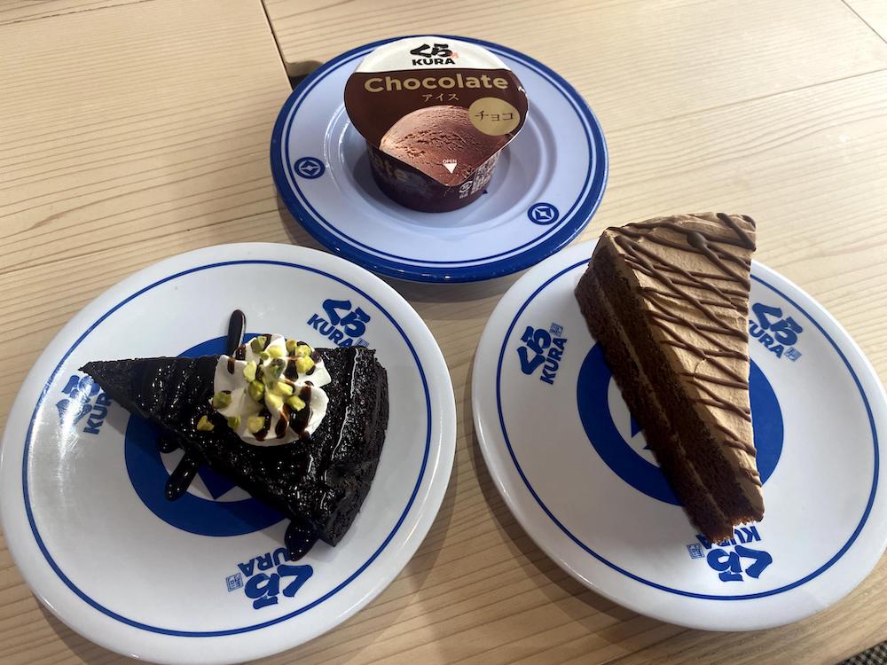 濃厚ガトーショコラ（左）、チョコケーキ（右）、チョコアイス（中央上）