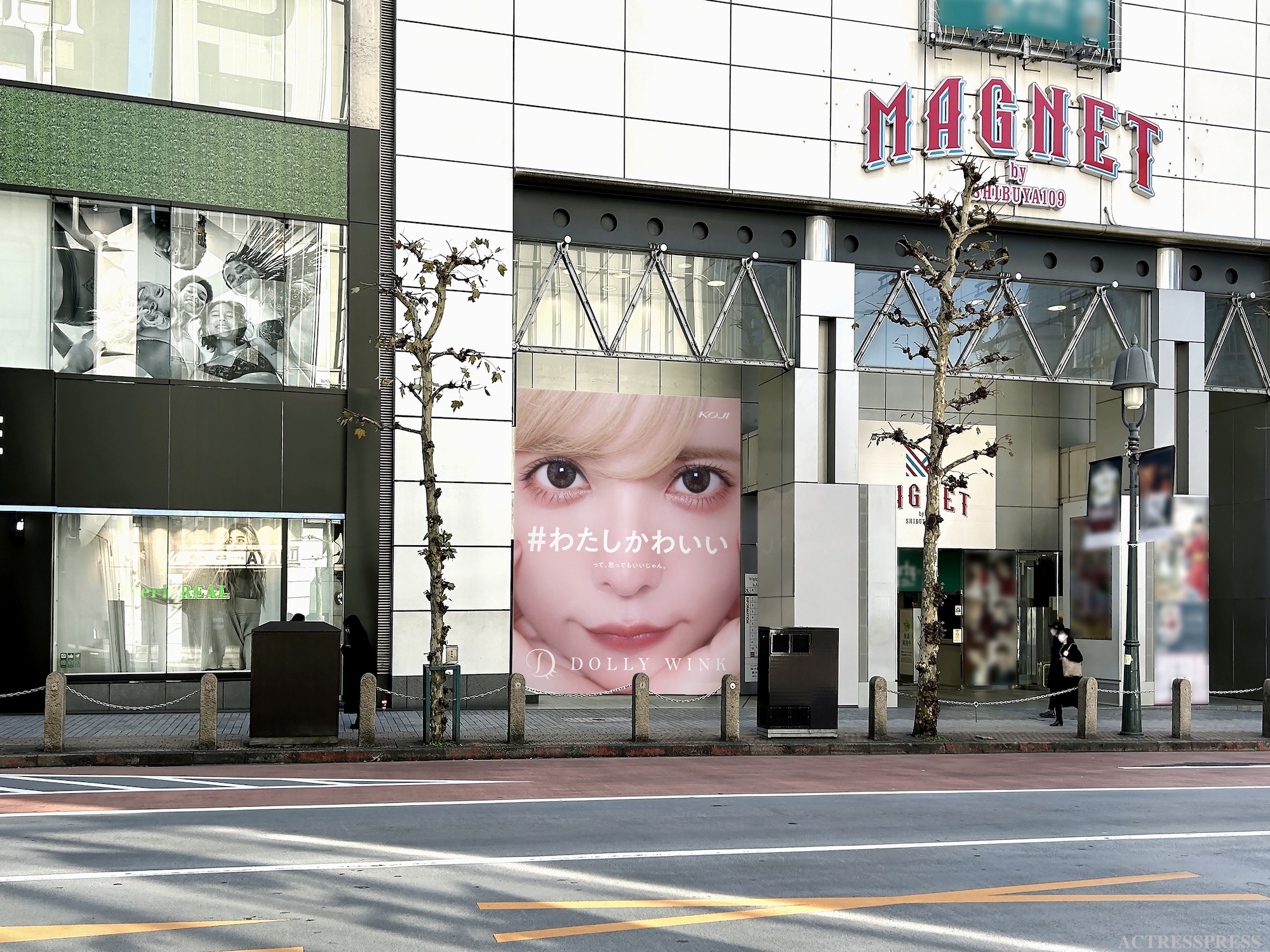 益若つばさ、顔面ドアップの巨大広告が渋谷の街に登場（アイメイクブランド「DOLLY WINK （ドーリウインク）」）
