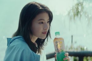 出口夏希（女優、モデル）「爽健美茶」新CMで吉祥寺を舞台に演じる
