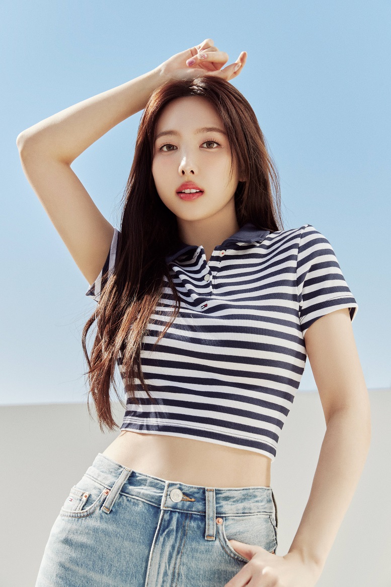 TWICE （トゥワイス）のNayeon</strong>（ナヨン）着用 Tommy Jeans(トミー ジーンズ)のSUMMER PREFALL 2023COLLECTION