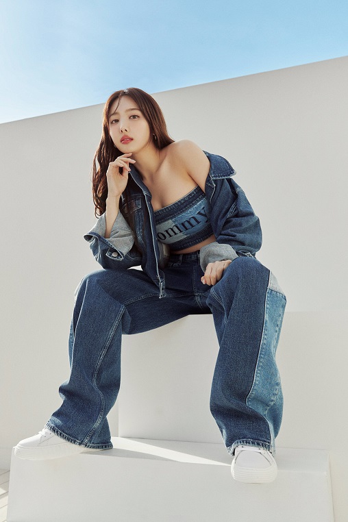 TWICE （トゥワイス）のNayeon</strong>（ナヨン）着用 Tommy Jeans(トミー ジーンズ)のSUMMER PREFALL 2023COLLECTION