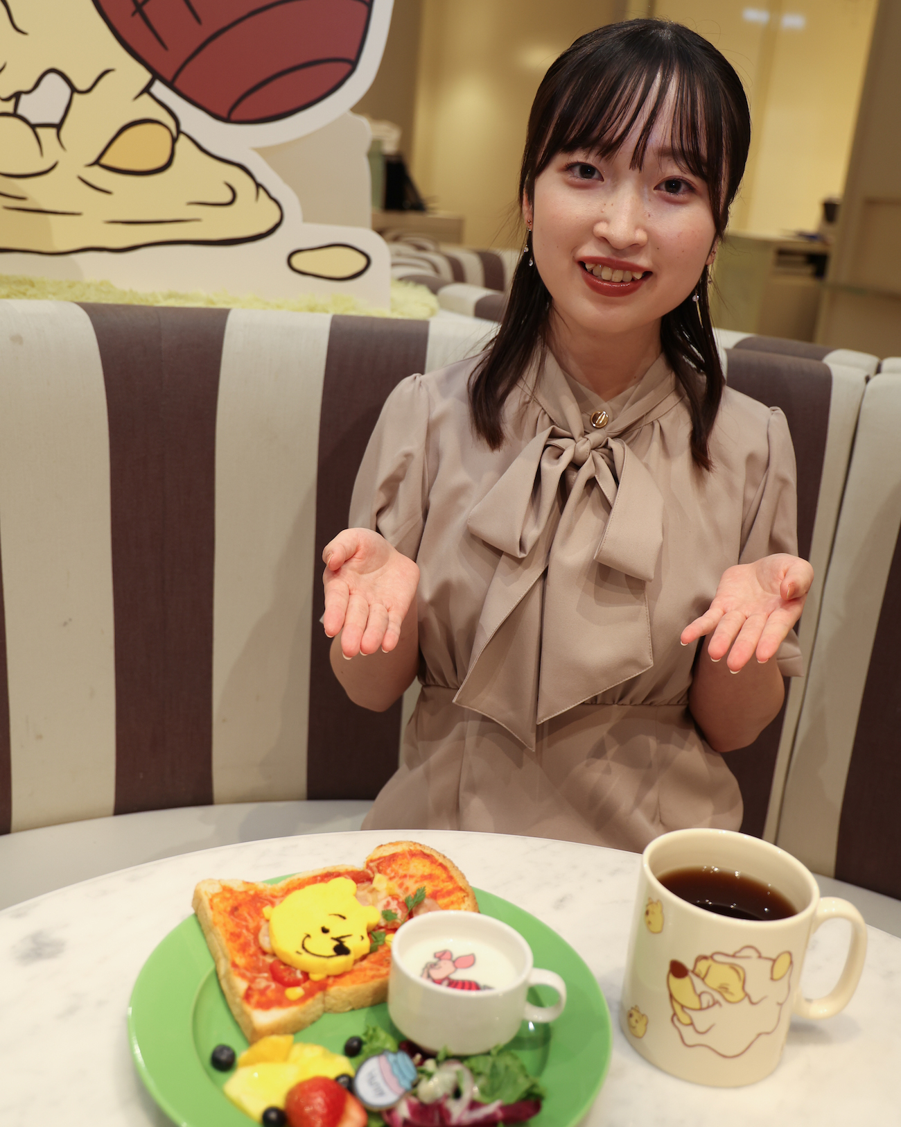 小林瑞（慶応義塾大学）ACTRESS PRESS REPORTER in 「くまのプーさん」FUNNY & HUNNY OH MY CAFE