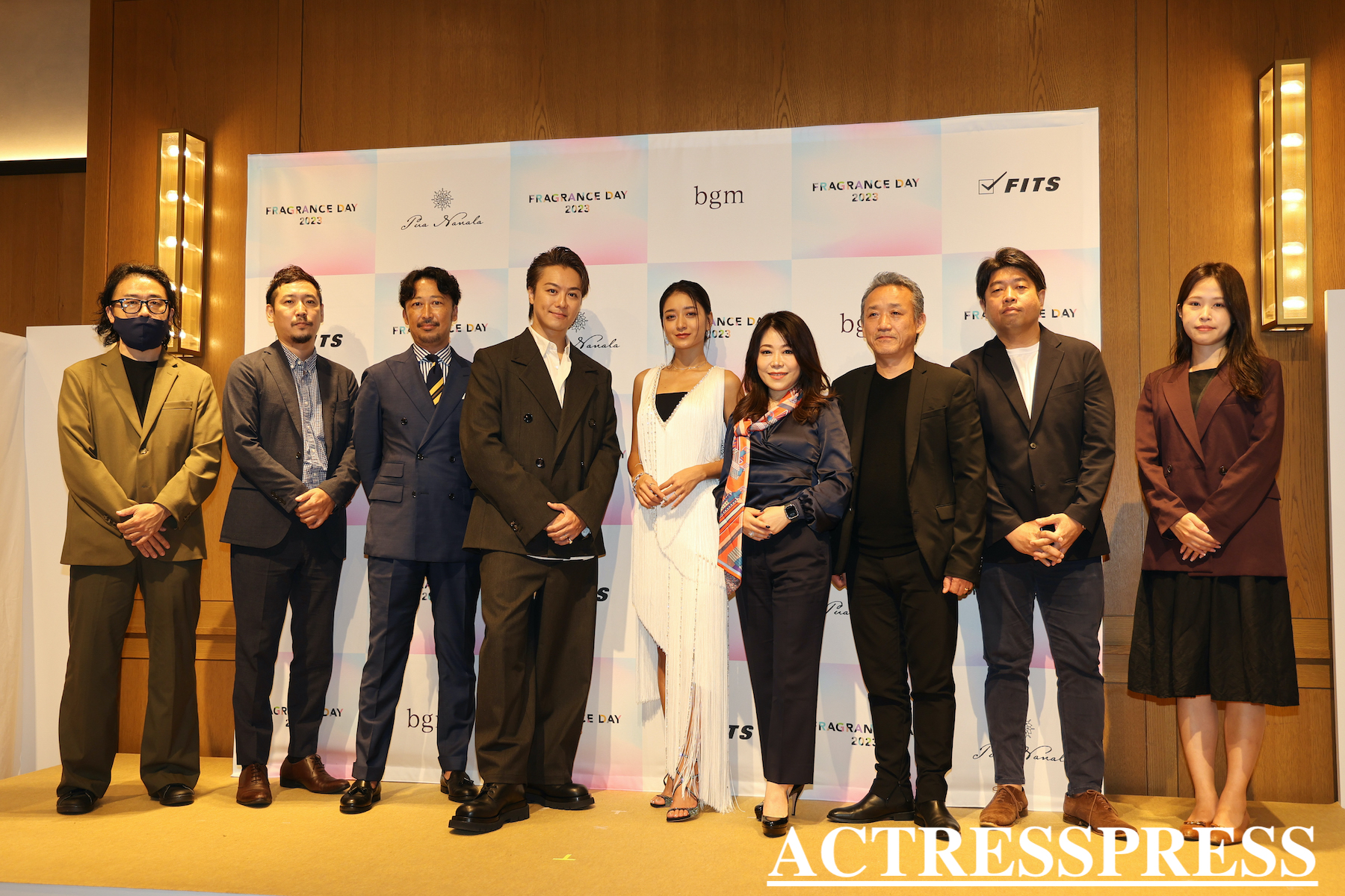 EXILE TAKAHIRO、池田美優を囲んでの関係者、受賞者との全体記念撮影