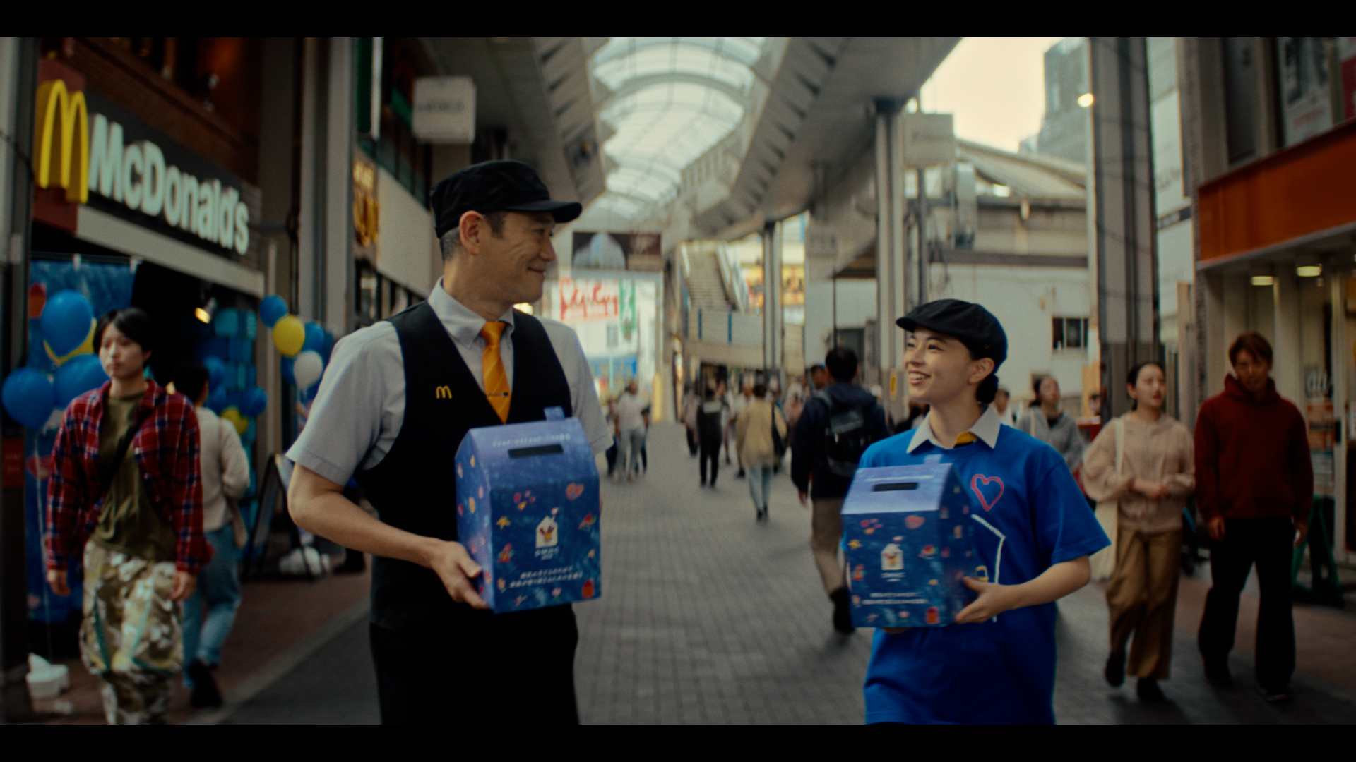 上國料萌衣（かみこくりょう もえ.アンジュルム​​）日本マクドナルドの新CM「マックハッピーデー“青いマックの日”」
