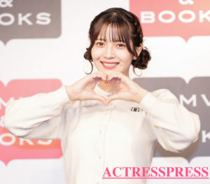 黒嵜菜々子「来年はジャイアンツの始球式に絶対出たい！」カレンダー発売記者会見で充実した今年を振り返り、来年の抱負明かす！ | ACTRESS