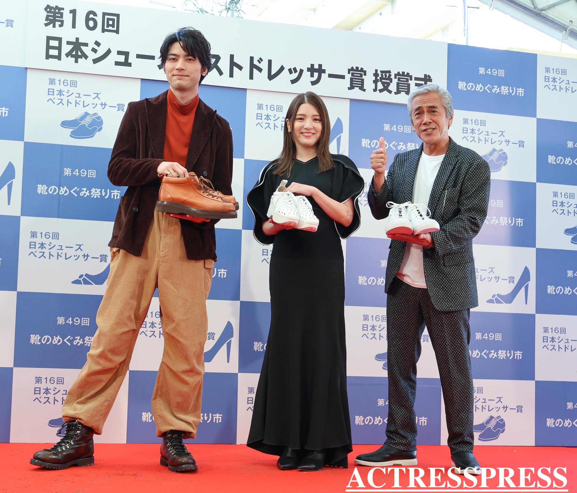 川島海荷（かわしま うみか​​）が2023年11月18日、玉姫稲荷神社境内にて開催された「第16回 日本シューズベストドレッサー賞」授賞式