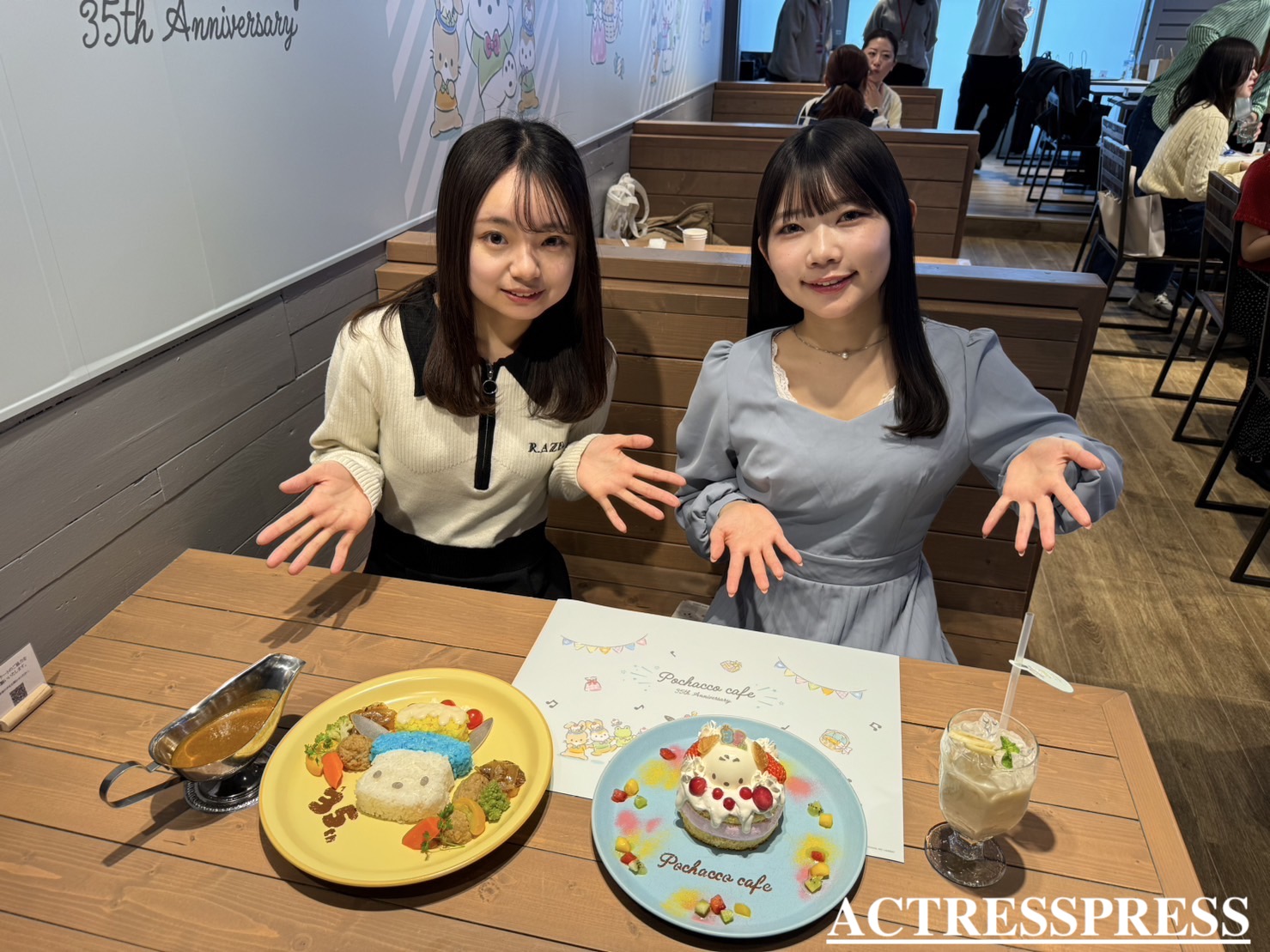 藤原亜美、渡辺梨子（ACTRESS PRESS Reporter） in ポチャッコ カフェ 2024年