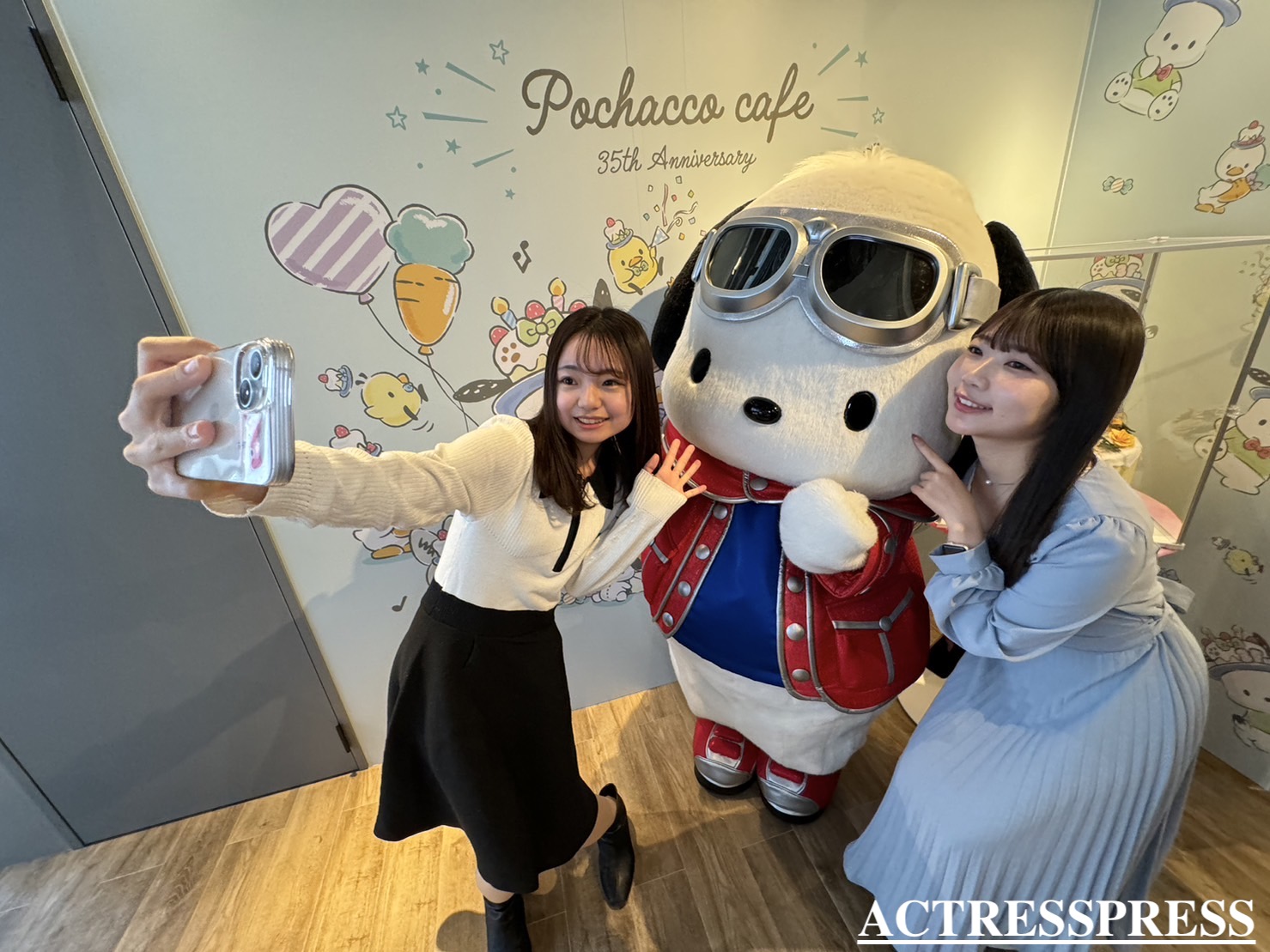 藤原亜美、渡辺梨子（ACTRESS PRESS Reporter） in ポチャッコ カフェ 2024年