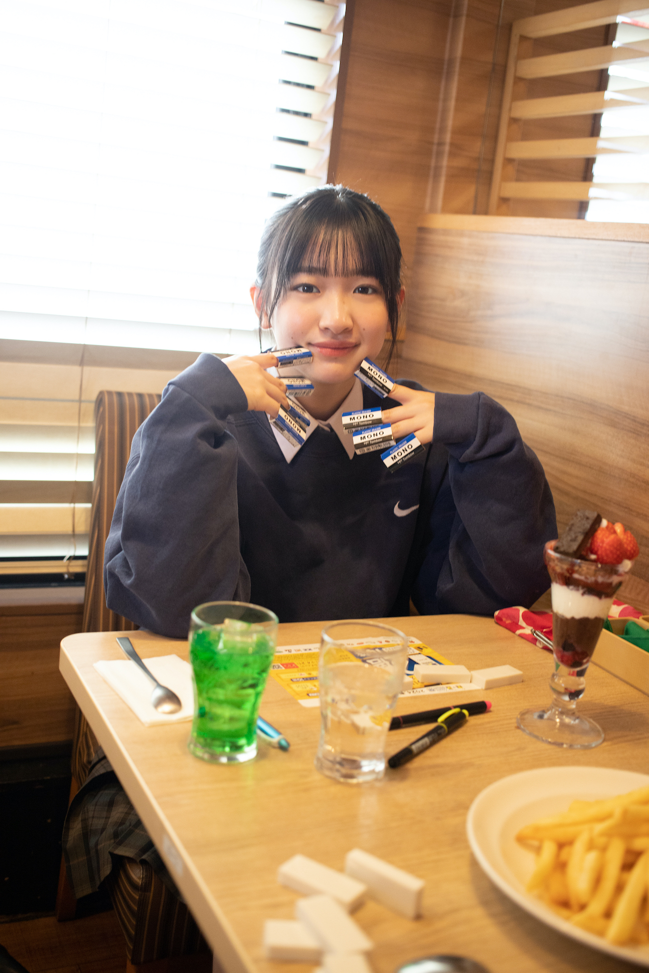 小島凪紗（櫻坂46）制服でカフェ