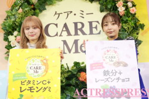 宇垣美里＆紺野彩夏／2024年3月25日（月）、東京都内 渋谷109店頭イベントスペースにて開催された『CARE Me（ケア・ミー）新商品発表会』にて。ACTRESS PRESS