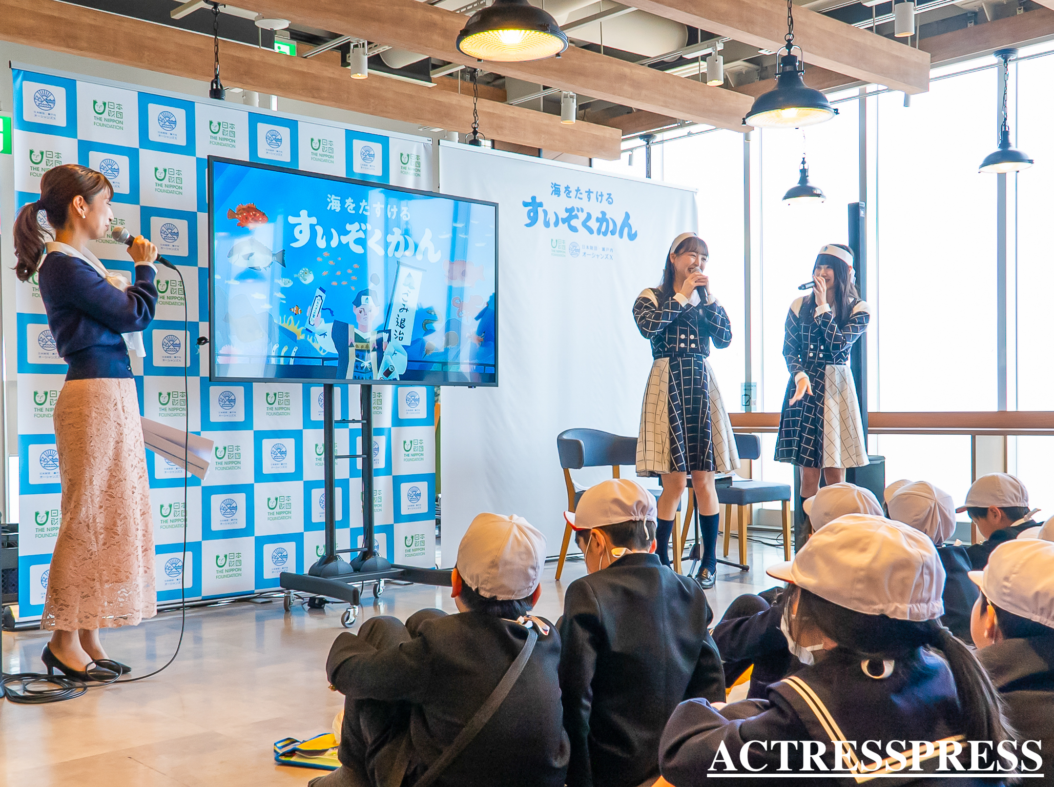 STU48 福田朱里 ＆ 中村舞／2024年3月18日、香川県の四国水族館にて開催のイベント「海をたすけるすいぞくかん」にて。ACTRESS PRESS
