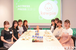 (左列手前より)渡邊遥菜, 藤原亜美,漆間虹美,小倉心優 (右列手前より)五百旗優里,笹田六花,是澤萌愛,小川ひかり／キユーピー株式会社 本社にて。2024年7月。撮影：ACTRESS PRESS編集部 (Photographer: SHUN)