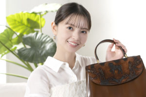 齋藤飛鳥（さいとう あすか）Asuka Saito.女優、モデル バッグの持ち物