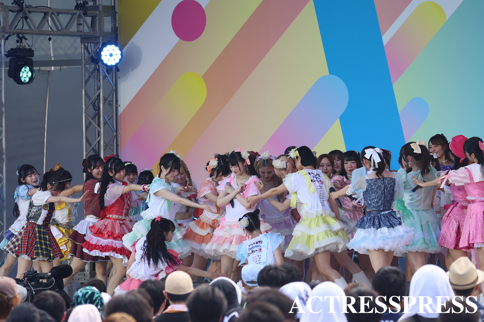 ＜TIF2025×UNIDOLステージ＞いぎなり東北産が総勢70名を超える女子大生とパフォーマンス！2025年8月.ACTRESS PRESS