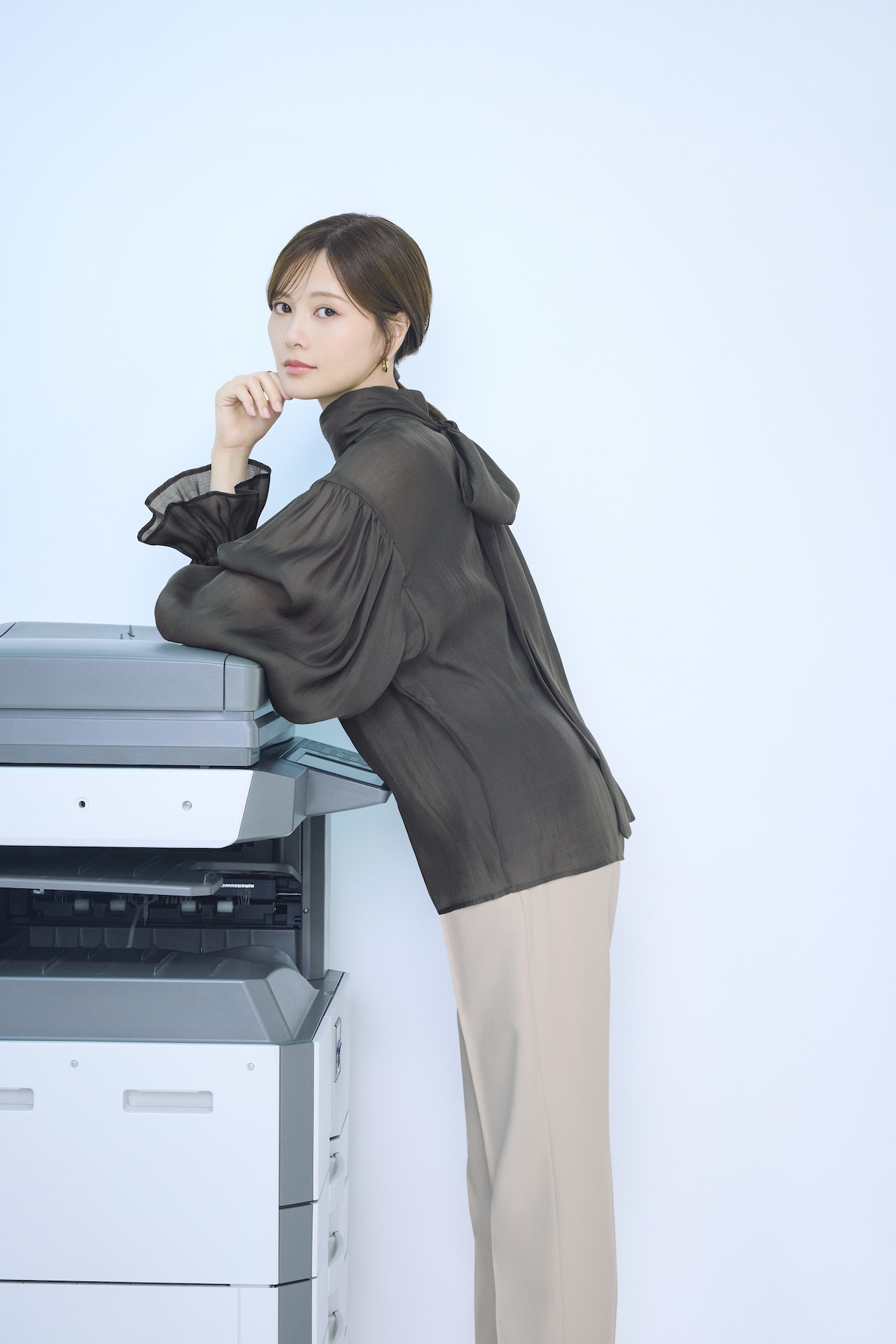 白石麻衣、“内なる正統”を纏う ― スーツスクエア『CHANTOWA』が提示する、未来のドレスコード ―