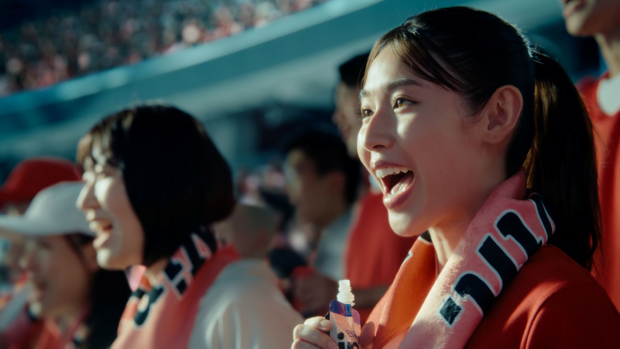 白石聖、力強い歌声でアスリートを応援！ 森永製菓「ｉｎブランド」新CMで観客と一体に