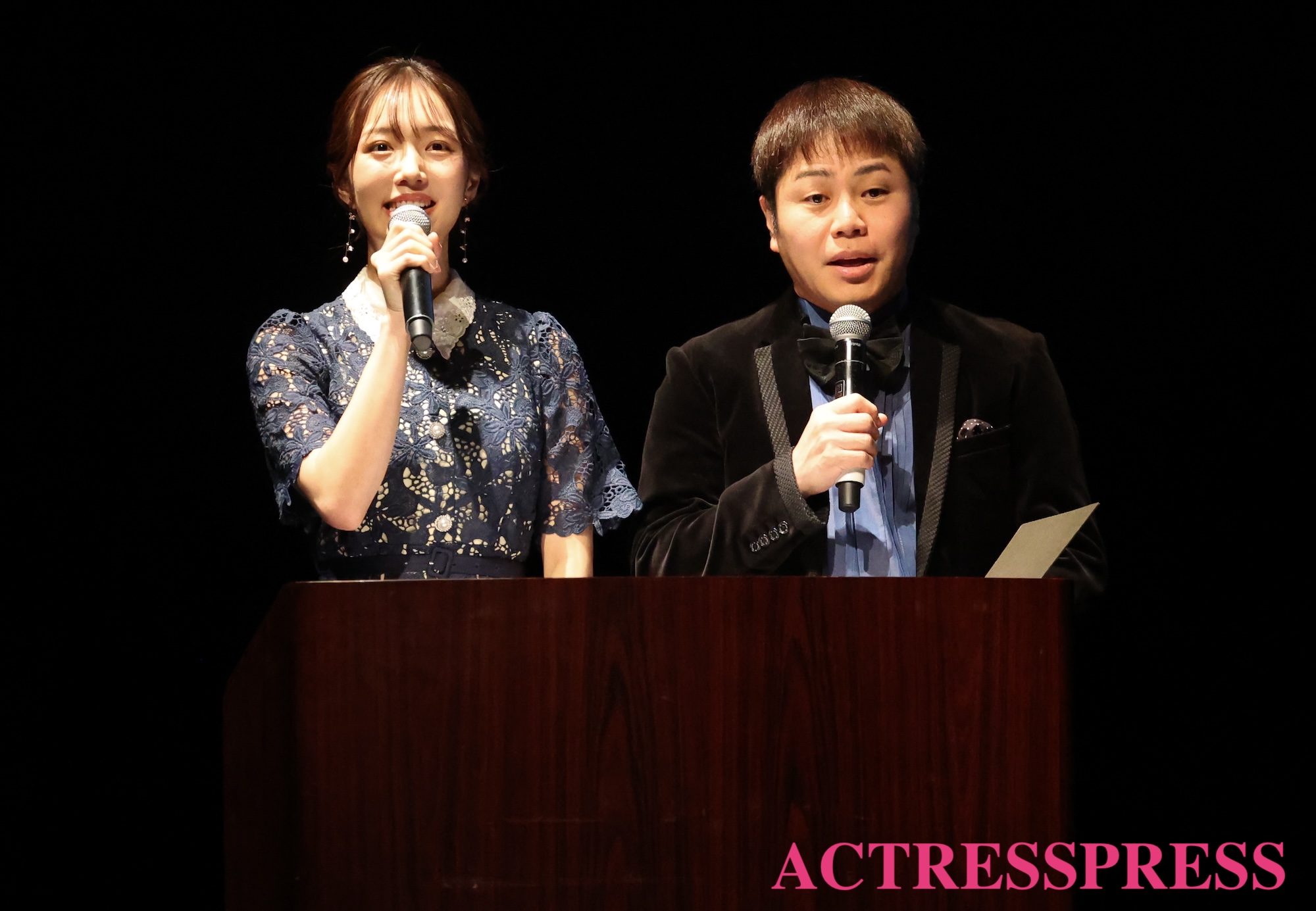ノンスタイルの井上裕介とフリーアナウンサーの刈川くるみ『FRESH CAMPUS CONTEST 2025』 授賞式/ ACTRESS PRESS