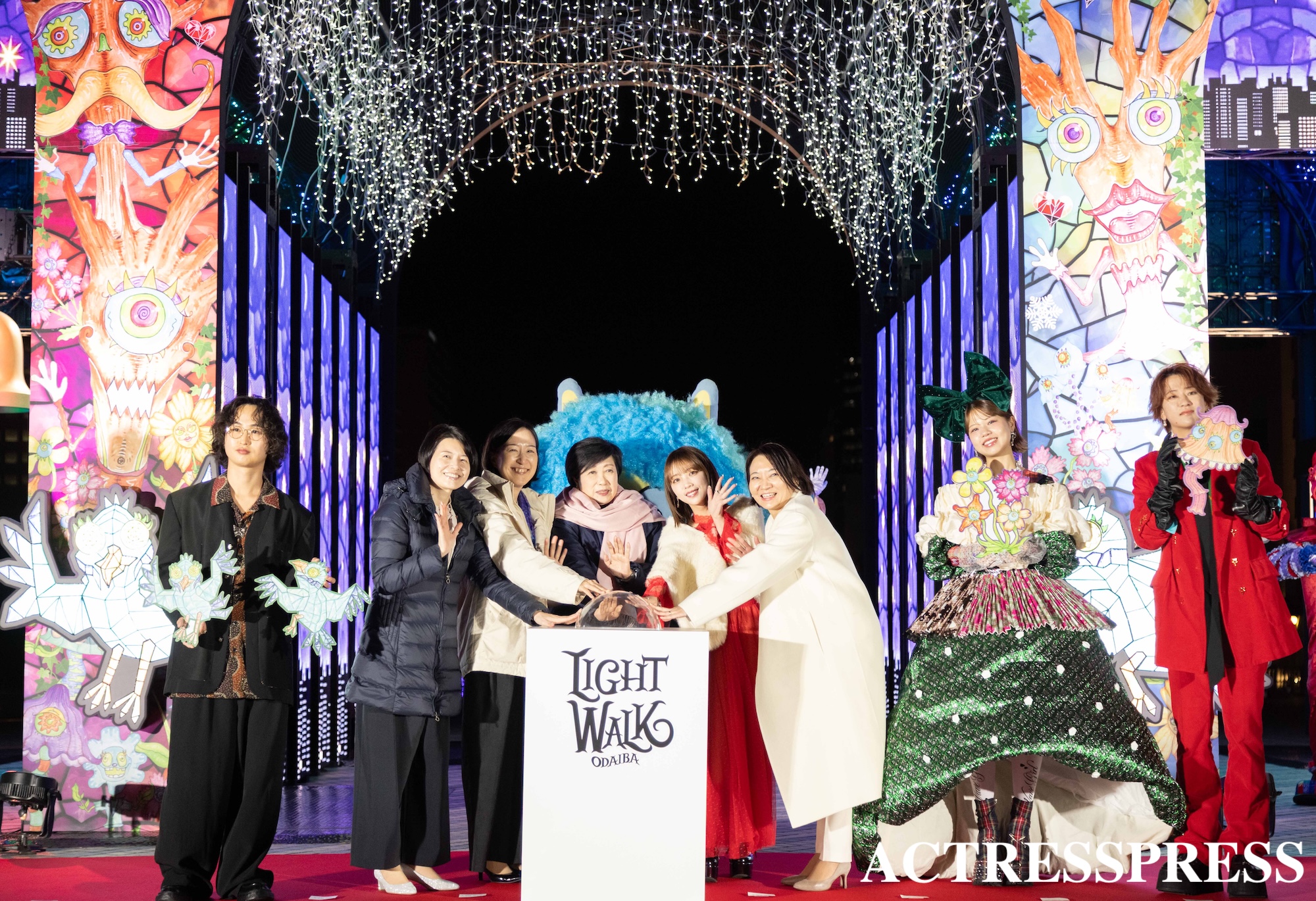 元乃木坂46・与田祐希、真紅のドレスでお台場を照らす ——体験型イルミネーション「LIGHT WALK ODAIBA」点灯式に登場