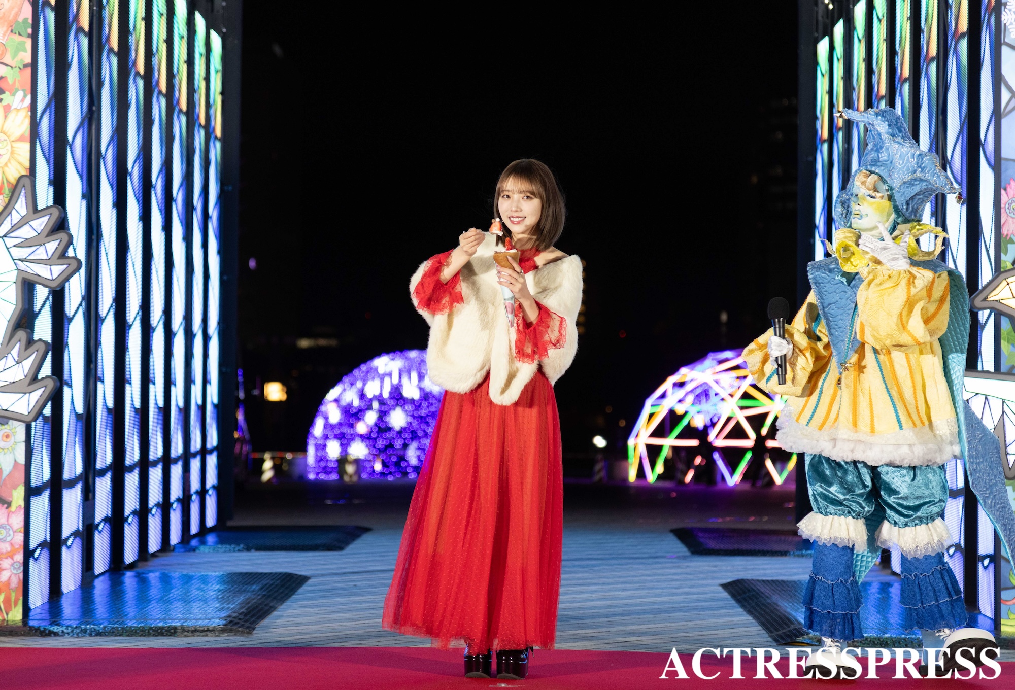 元乃木坂46・与田祐希、真紅のドレスでお台場を照らす ——体験型イルミネーション「LIGHT WALK ODAIBA」点灯式に登場