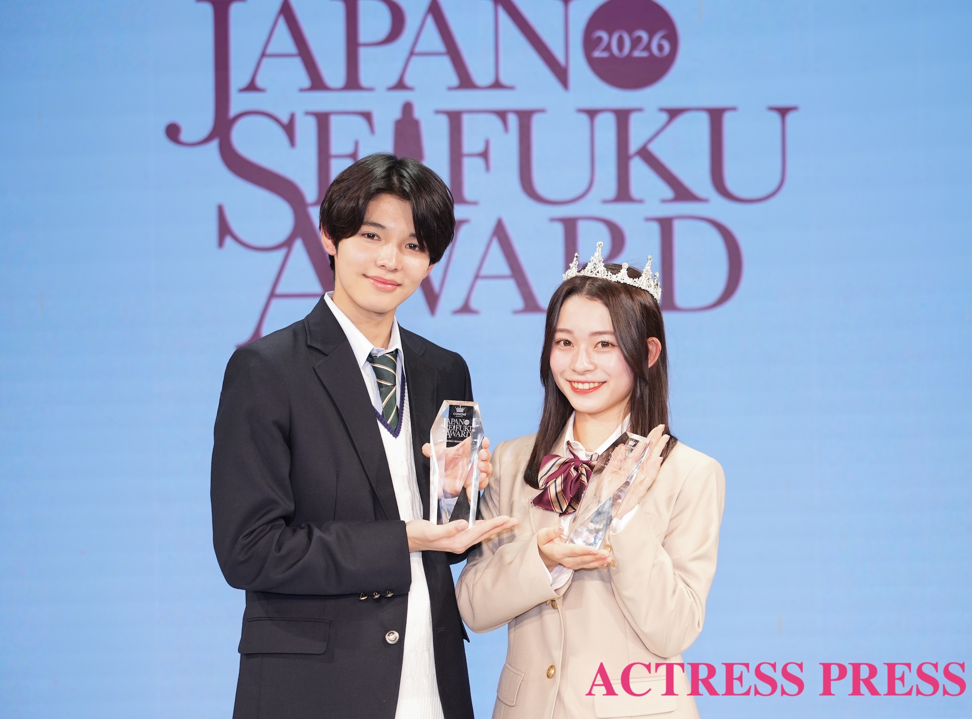 紗和『第13回日本制服アワード』グランプリ（右）倉澤俊 男子グランプリ（左）（2026年2月22日、ベルエポック美容専門学校にて）(C)撮影：ACTRESS PRESS編集部 (Photographer: SHUN)