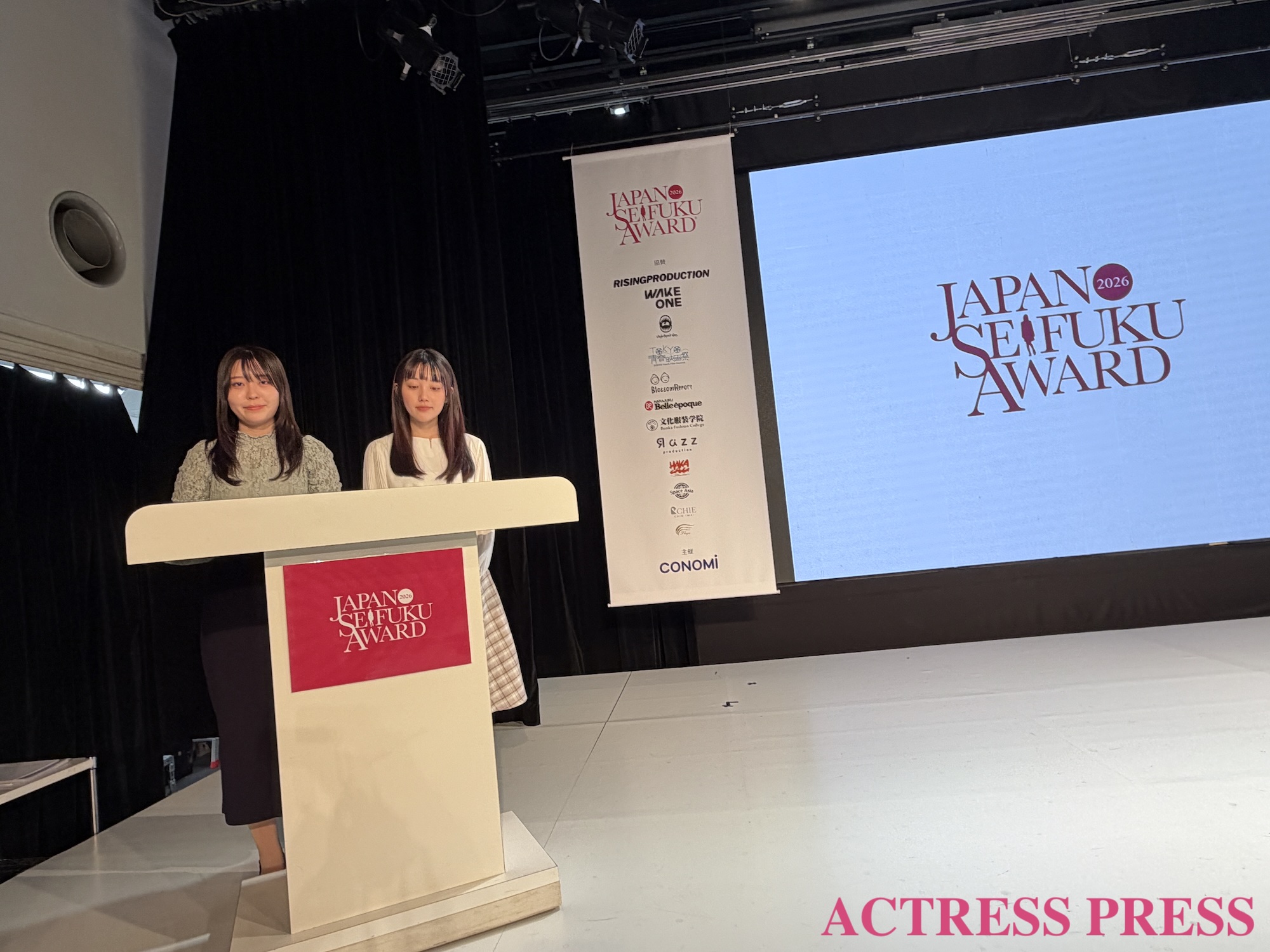 早川千鶴(早稲田大学・左)、鈴木遥(法政大学・右)『第13回日本制服アワード』取材にて(2026年2月22日、ベルエポック美容専門学校にて)(C)ACTRESS PRESS編集部. 撮影:仲西一成