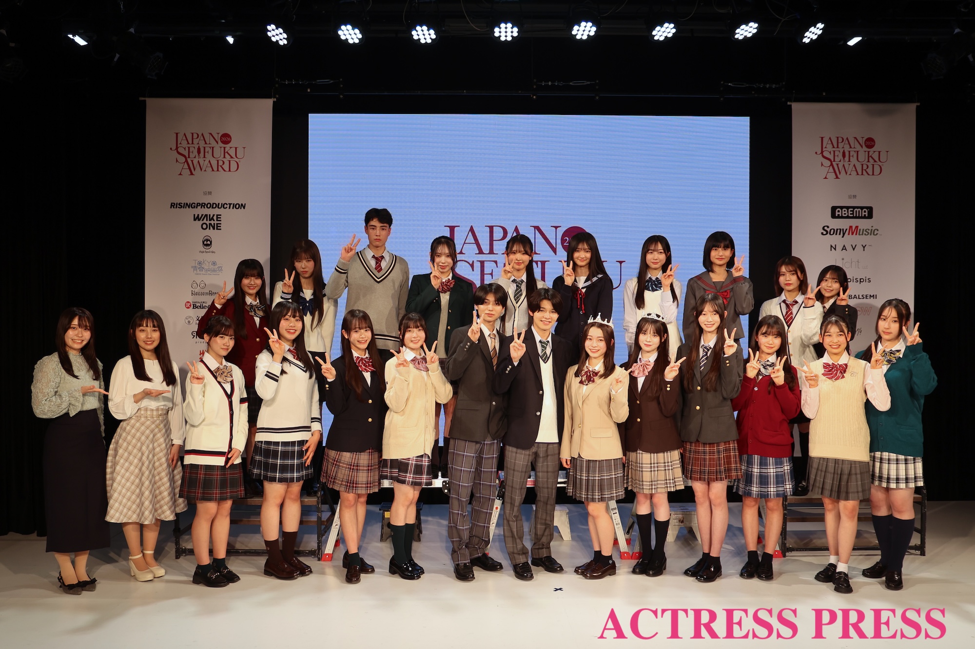 受賞者集合撮影にてMCも記念撮影『第13回日本制服アワード』取材にて(2026年2月22日、ベルエポック美容専門学校にて)(C)ACTRESS PRESS編集部. 撮影:仲西一成